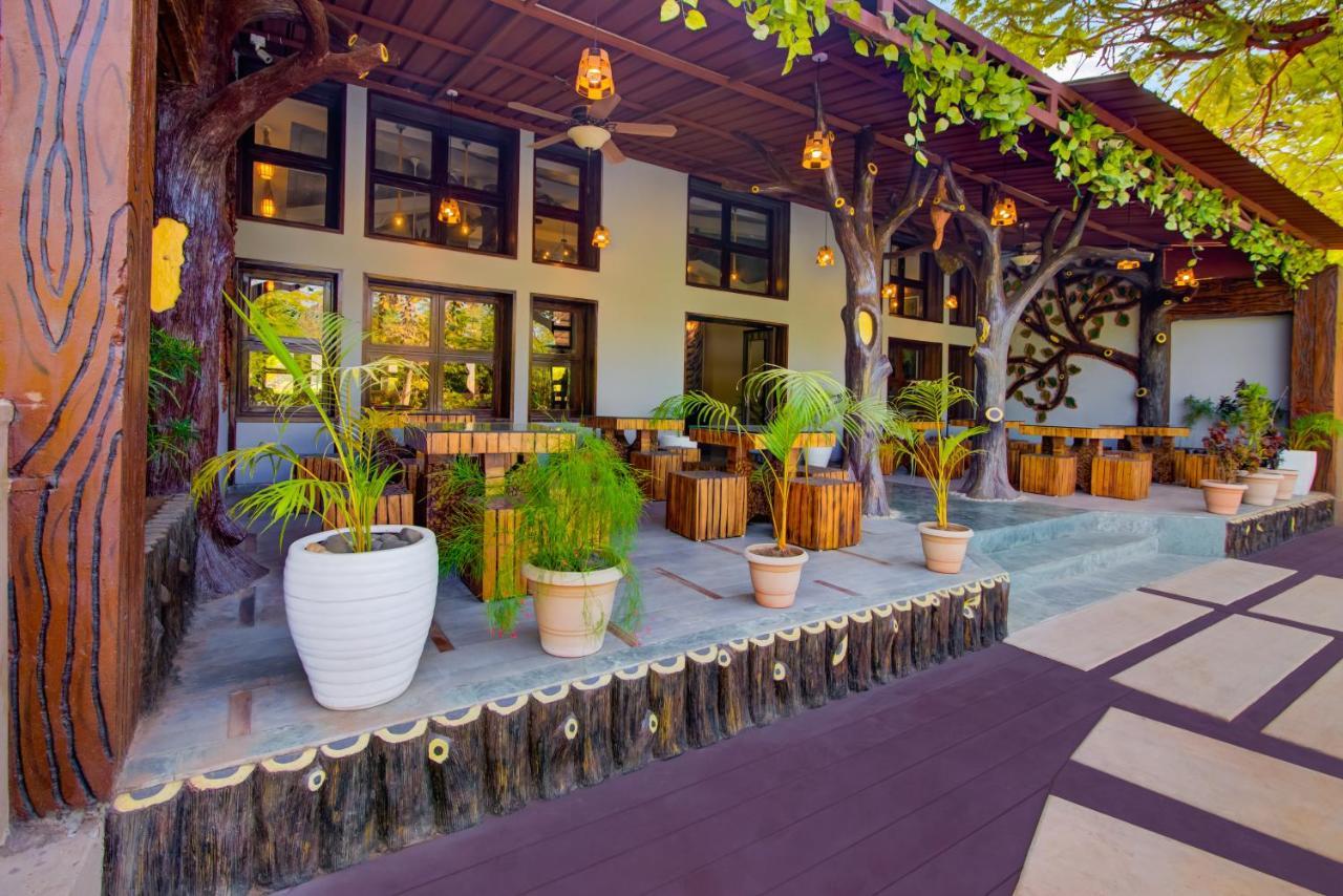 Club Mahindra Netrang Hotel Bagian luar foto