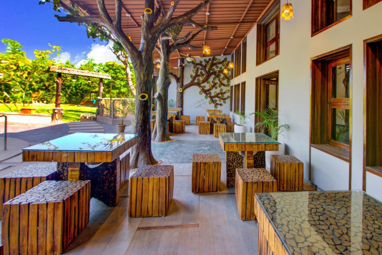 Club Mahindra Netrang Hotel Bagian luar foto