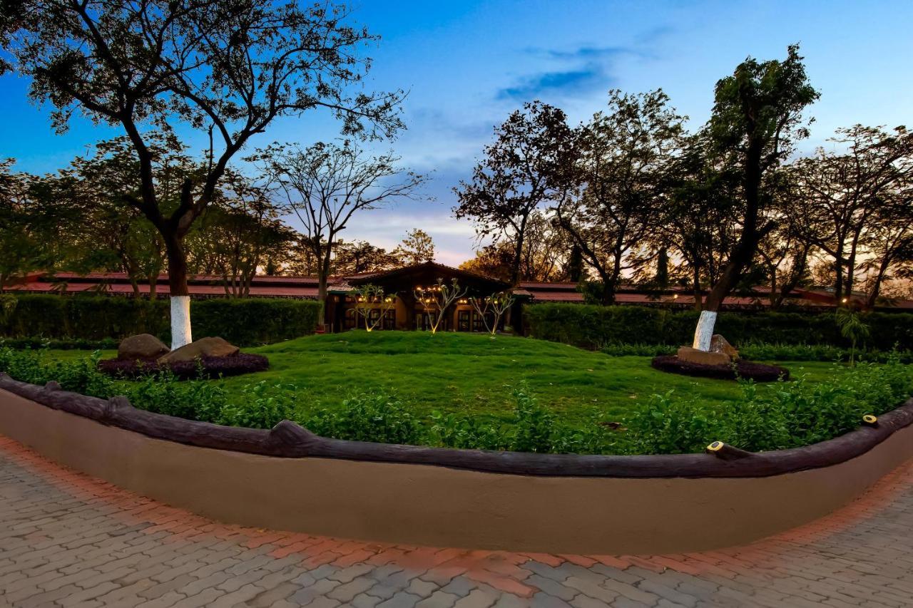 Club Mahindra Netrang Hotel Bagian luar foto