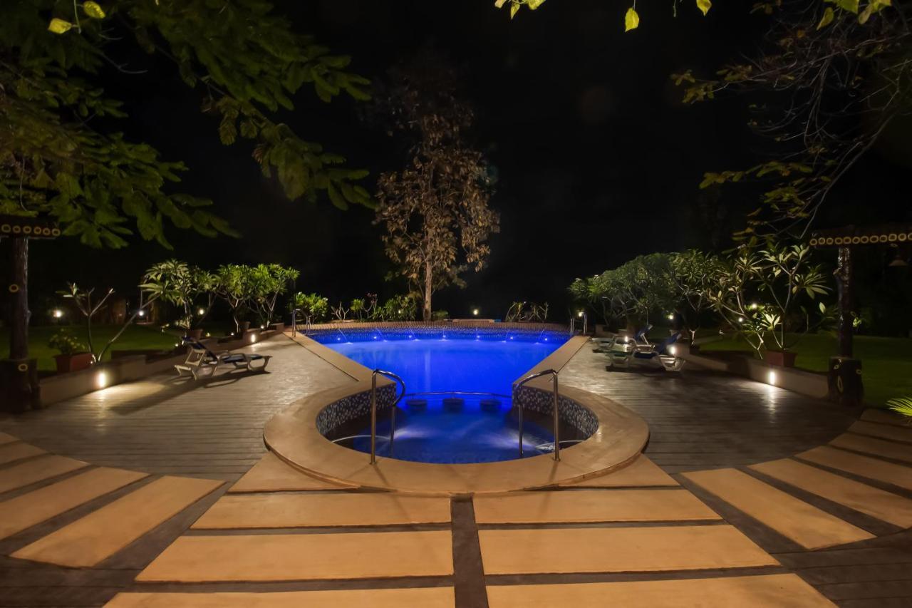 Club Mahindra Netrang Hotel Bagian luar foto