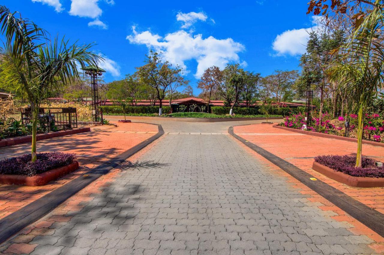 Club Mahindra Netrang Hotel Bagian luar foto