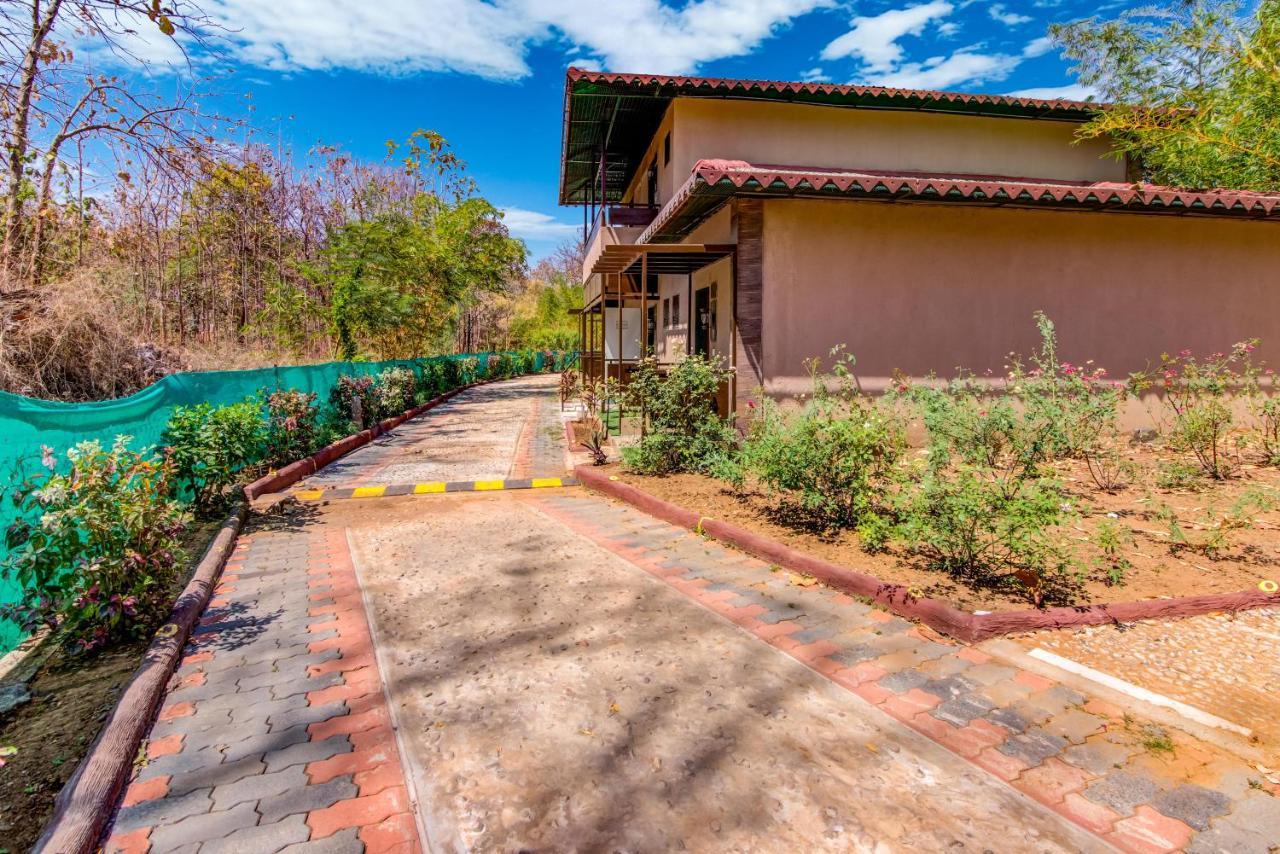 Club Mahindra Netrang Hotel Bagian luar foto