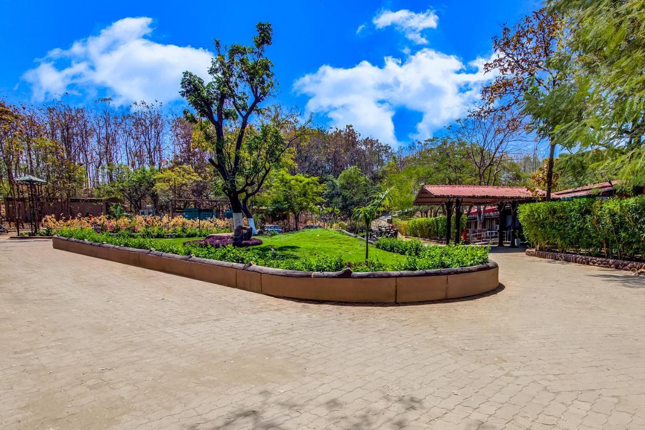 Club Mahindra Netrang Hotel Bagian luar foto