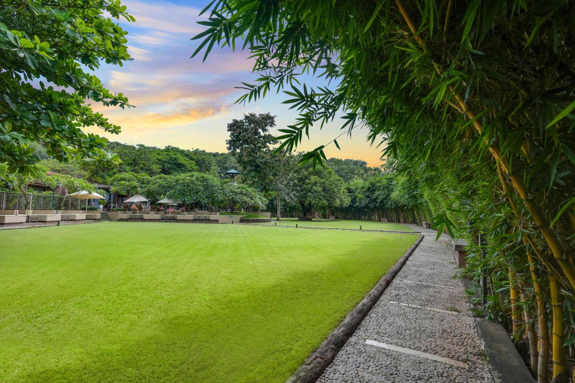 Club Mahindra Netrang Hotel Bagian luar foto